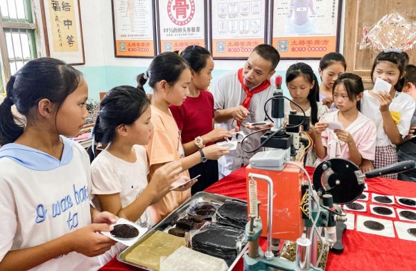 余门医派土将军二十四节气推拿火灸综合疗法，百年传承，熠熠生辉。