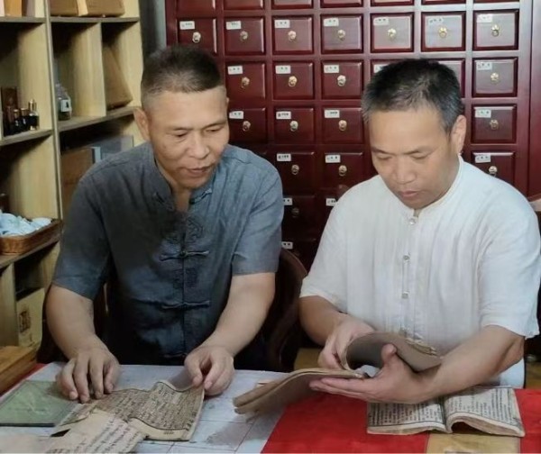 余门医派土将军二十四节气推拿火灸综合疗法，百年传承，熠熠生辉。