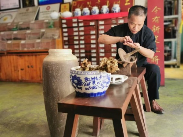 余门医派土将军二十四节气推拿火灸综合疗法，百年传承，熠熠生辉。