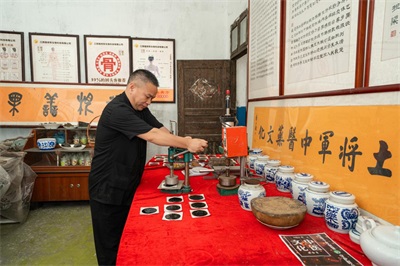 探寻余门医派中医老字号土将军膏药穴位敷贴技术百年传承的历史