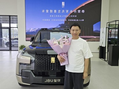 国产豪华新标杆！首位仰望U8L车主孙永军提车，见证中国智造崛起