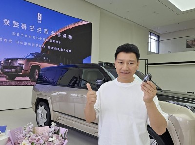 国产豪华新标杆！首位仰望U8L车主孙永军提车，见证中国智造崛起